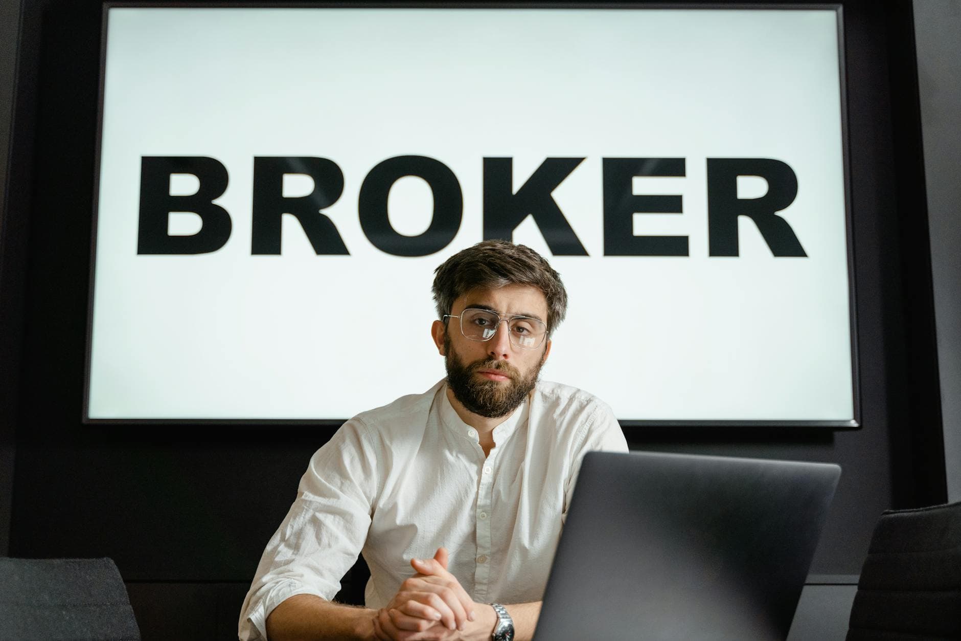 The Difference Between a Broker and an Investment Advisor